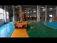 dragend het spoorkarretje van de steenplak