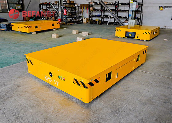 Vervoertrolley met batterijen voor de machinefabriek